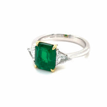  WHITE GOLD RING, EMERALD AND DIAMONDS