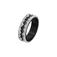  Bague pour homme et femme en or blanc pavée de diamants blancs et noirs. Bague Capture in Motion Akillis RCA0010