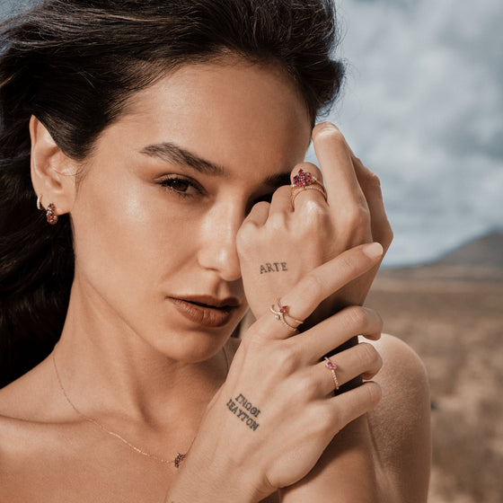 Bague pour femme en or rose, diamants  blancs et spinelles roses. Bague From August to September Dinos Karalis DA00393-005-01