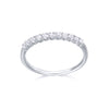Bague anneau alliance pour femme en or blanc semi pavé de diamants blancs. Bague Le Carré GA045OB