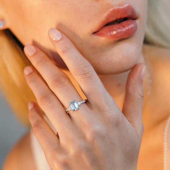 Bague pour femme en or blanc 18 carats et diamants blancs avec un solitaire en topaze bleue. Bague Le Carre GA053TA.13