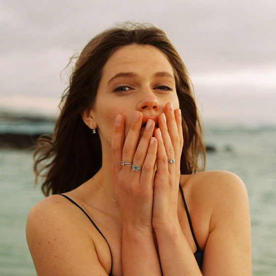 Bague pour femme en or blanc 18 carats et diamants blancs avec un solitaire en topaze bleue. Bague Le Carre GA053TA.13