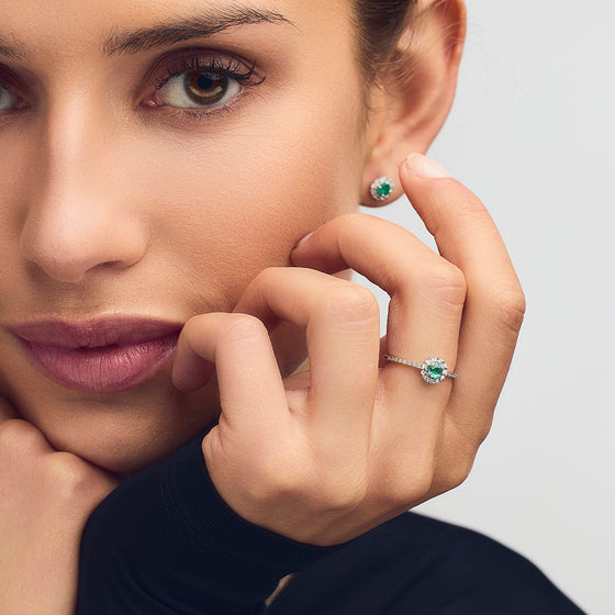 Bague, bague de fiançailles élégante pour femme en or blanc pavée de diamants et émeraude. Bague Le Carré GA135ES-51