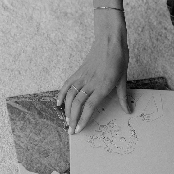 Bague, anneau ou alliance élégante pour femme en or blanc pavée de diamants. Bague Le Carré GA137OB.09