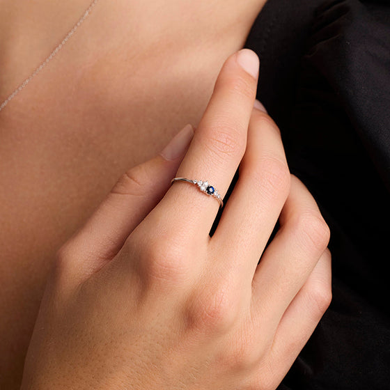 Bague pour femme en or blanc 18 carats, diamants et solitaire en saphir bleu. Bague Le Carre GA192OB-11