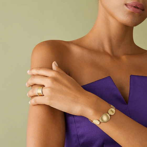 Bague pour femme en or jaune 18 carats et diamants blancs. Bague Lunaria Marco Bicego AB550B-55