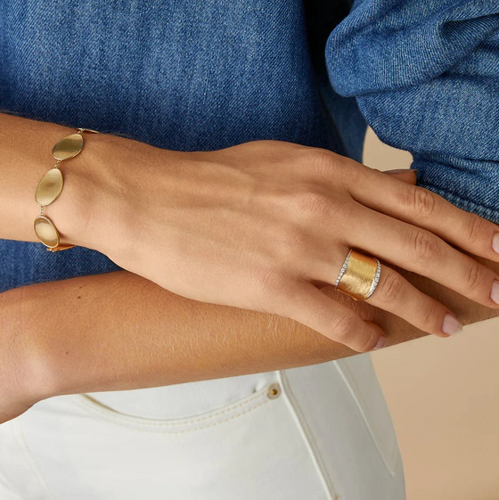 Bague pour femme en or jaune 18 carats et diamants blancs. Bague Lunaria Marco Bicego AB551-B-55