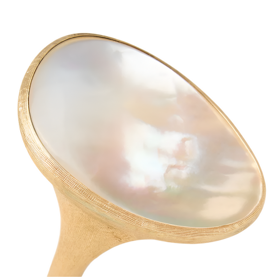 Bague pour femme en or jaune 18 carats et nacre blanche. Bague Lunaria Marco Bicego AB564_MPW