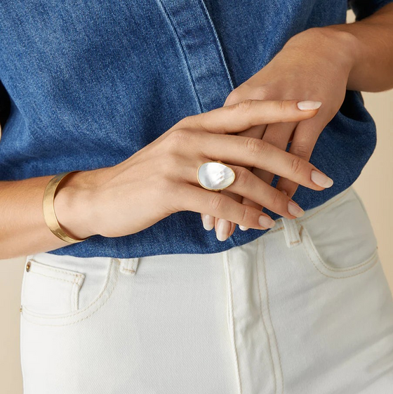 Bague pour femme en or jaune 18 carats et nacre blanche. Bague Lunaria Marco Bicego AB564_MPW