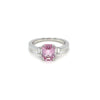 Bague de fiançailles pour femme en or blanc et diamants blancs avec un superbe solitaire en saphir rose. Bague Michaud 010706.01.002
