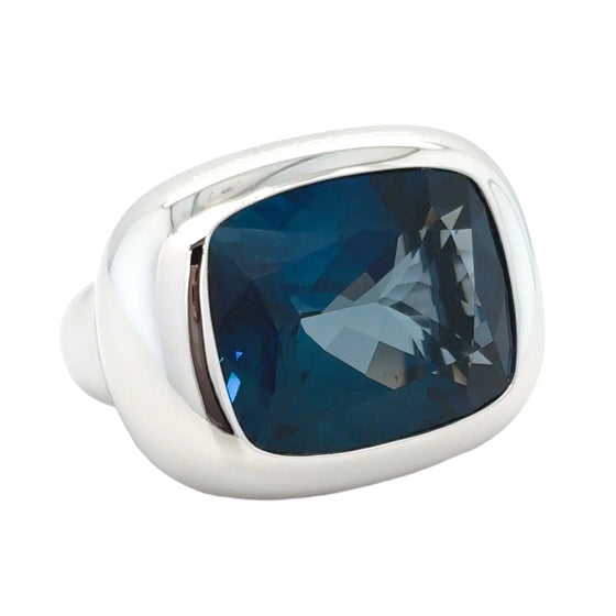 Bague pour femme en or blanc avec un solitaire en topaze bleue. Bague Michaud 137889