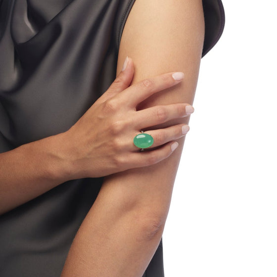 Bague pour femme en or jaune pavée de saphirs bleus avec un solitaire en agate verte. Bague Michaud 153244