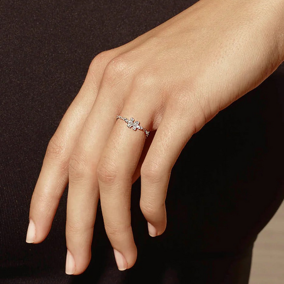 Bague pour femme en or blanc et diamants en forme de pièce de puzzle. Bague Mini Puzzle Akillis RMP0002-OG