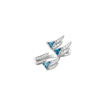  Bague pour femme en or blanc, diamants blancs et topazes avec des motifs d'ailes. Bagues Spread your Wings Akillis RCR0010-OG