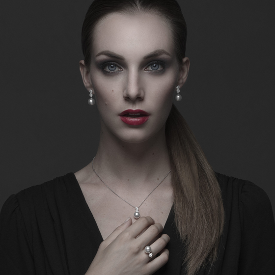 Bague pour femme en or rose avec une perle blanche et des saphirs roses. Bague Timeless Alessandra Dona RRS020SW110