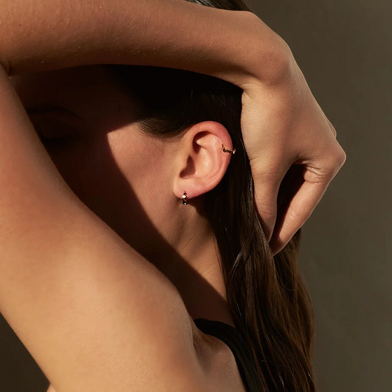 Boucle d'oreille pour homme et femme en or jaune. Boucle d'oreille Capture Light Akillis ECA0016