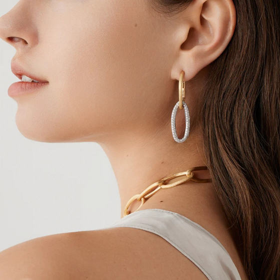 Boucles d'oreilles pour femme en or jaune 18 carats avec un maillon pavé de diamants blancs. Boucles d'Oreilles Jaipur Link New Marco Bicego OB1809-C-B