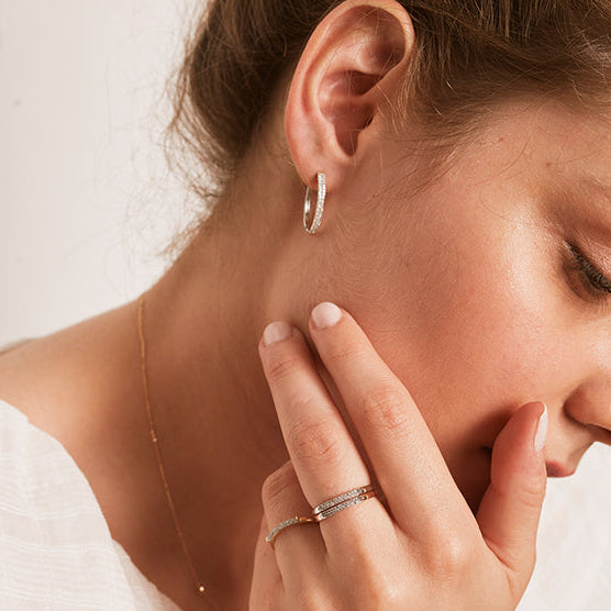 Boucles d'oreilles créoles pour femme en or blanc 18 carats et diamants blancs. Boucles d'oreilles Le Carre GB100OB.00