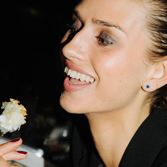 Boucles d'oreilles pour femme en or blanc 18 carats, diamants blancs et saphirs bleus. Boucles d'oreilles Le Carre GB171ZA.00