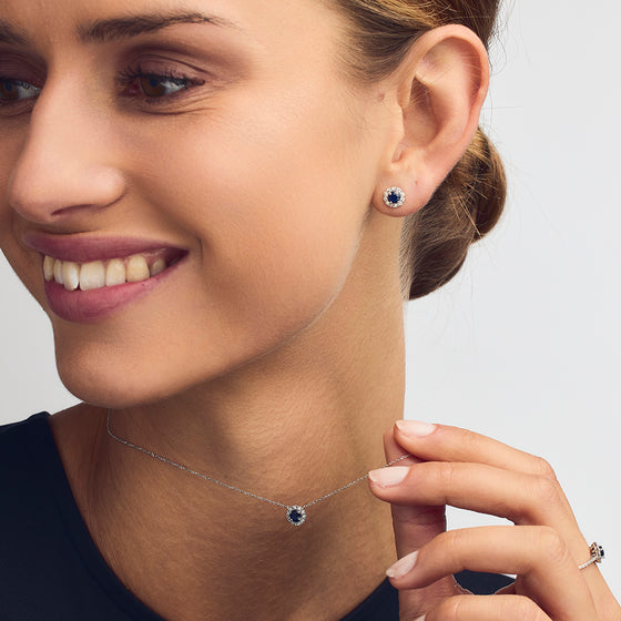 Boucles d'oreilles pour femme en or blanc 18 carats, diamants blancs et saphirs bleus. Boucles d'oreilles Le Carre GB171ZA.00