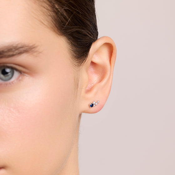 Boucles d'oreilles pour femme en or blanc 18 carats, diamants blancs et saphirs bleus. Boucles d'oreilles Le Carre GB216OB