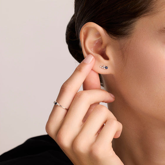 Boucles d'oreilles pour femme en or blanc 18 carats, diamants blancs et saphirs bleus. Boucles d'oreilles Le Carre GB216OB