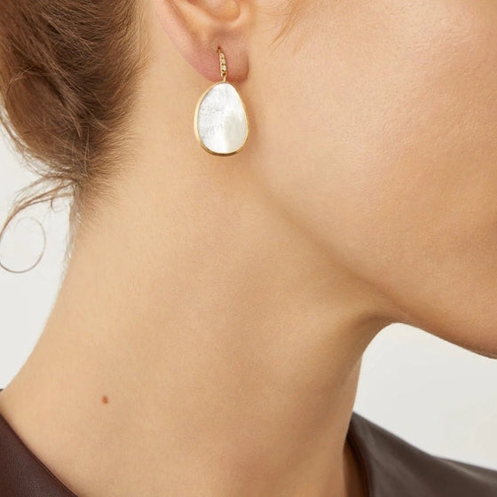 Boucles d'oreilles pour femme en or jaune 18 carats et nacre. Boucles d'oreilles Lunaria Marco Bicego OB1343-AB-MPW