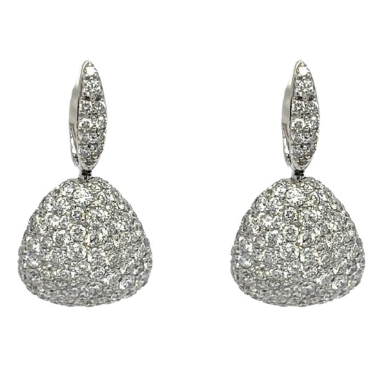 Boucles d'oreilles pendantes pour femme en or blanc pavées de diamants blancs. Boucles d'Oreilles Michaud 120331