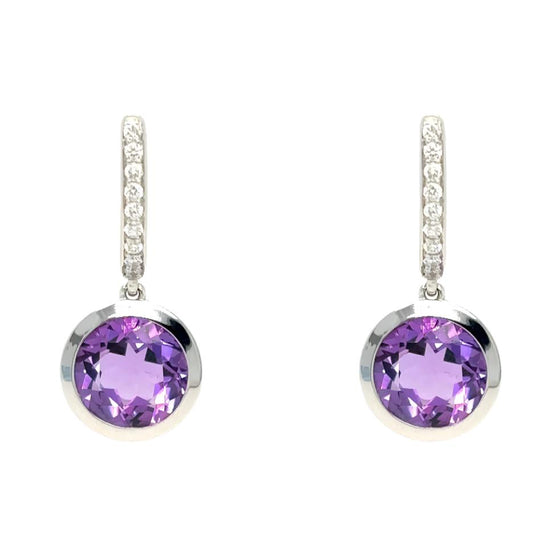 Boucles d'oreilles pour femme en or blanc pavée de diamants blancs avec un solitaire en améthyste. Boucles d'Oreilles Michaud 147409