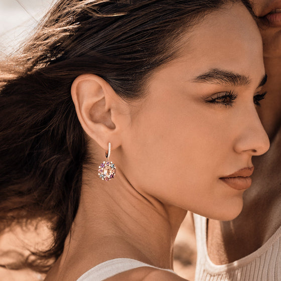 Boucles d'oreilles pendantes pour femme en or rose pavées de diamants blancs, de tourmalines et de topazes. Boucles d'Oreilles Michaud 149337