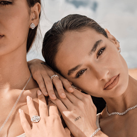 Boucles d'oreilles pour femme en or blanc pavées de diamants blancs. Boucles d'Oreilles Michaud 149758