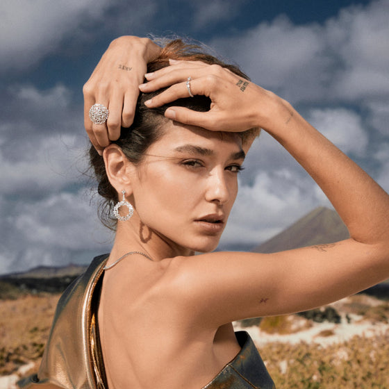 Boucles d'oreilles pendantes pour femme en or blanc et diamants blancs. Boucles d'Oreilles Michaud 150182