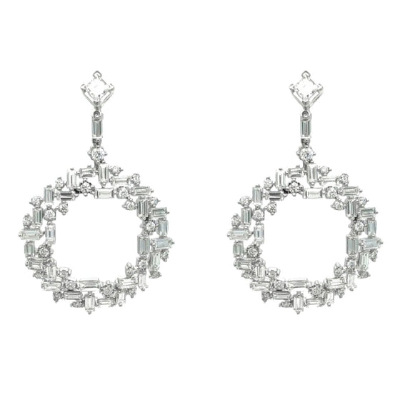 Boucles d'oreilles pendantes pour femme en or blanc et diamants blancs. Boucles d'Oreilles Michaud 150182