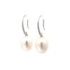 Boucles d'oreilles pendantes pour femme en or blanc, diamants blancs et perles blanches. Boucles d'Oreilles Michaud 154053