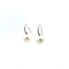 Boucles d'oreilles pendantes pour femme en or blanc, diamants blancs et perles blanches. Boucles d'Oreilles Michaud 154728