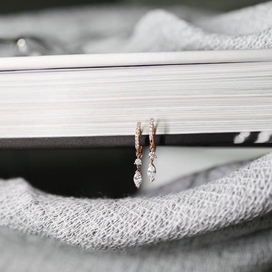 Boucles d'oreilles pendantes pour femme en or rose pavées de diamants blancs. Boucles d'Oreilles Michaud 156019