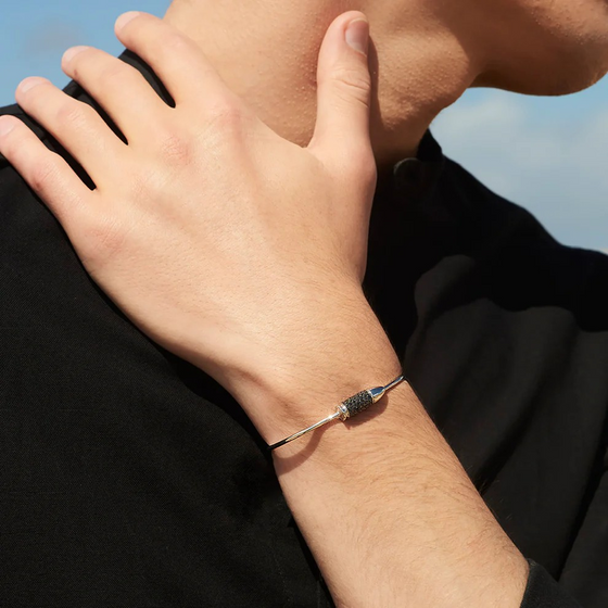 Bracelet jonc unisexe avec une balle en or blanc et diamants noirs. Bracelet Bang Bang Akillis BBB0028