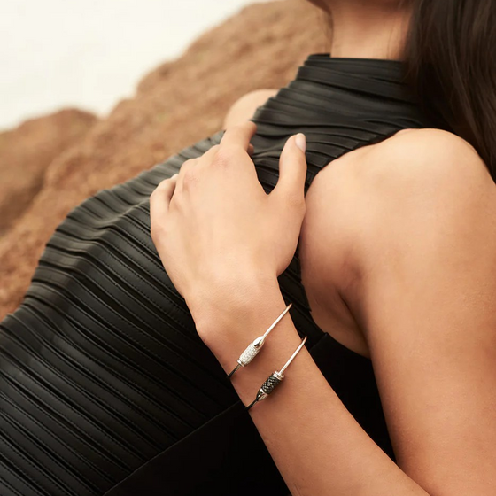 Bracelet jonc unisexe avec une balle en or blanc et diamants noirs. Bracelet Bang Bang Akillis BBB0028