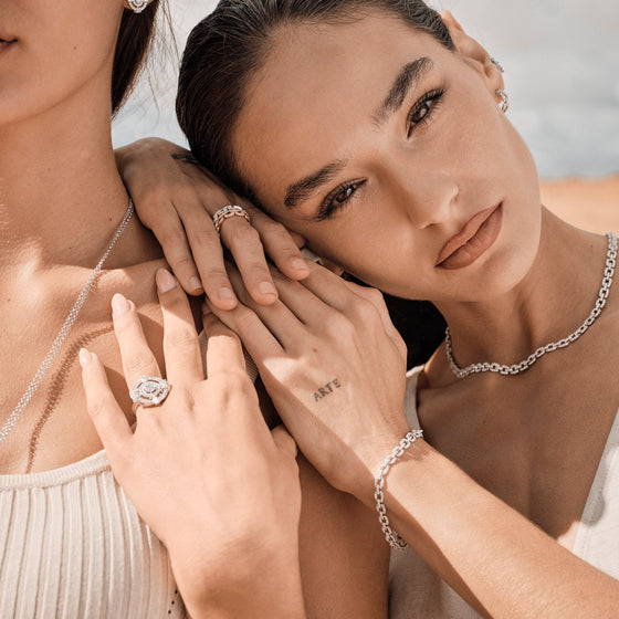 Bracelet pour femme en or blanc motif maillons chaine pavés de diamants blancs. Bracelet Michaud 149684