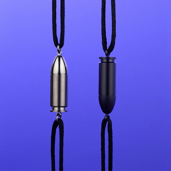 Bracelet pour homme et femme en cordon noir avec une balle en titane noirci. Bracelet Bang Bang Akillis BBB0039