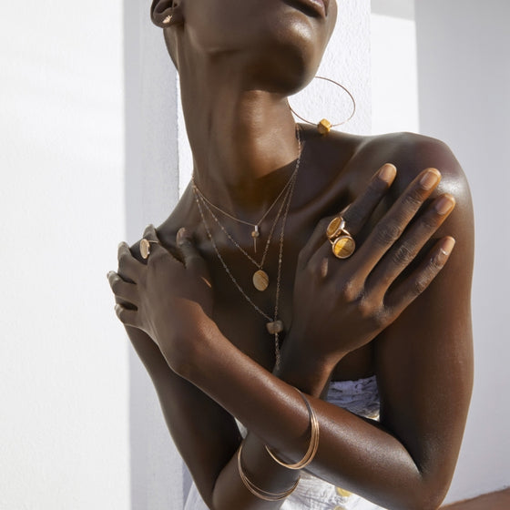 Clous d'oreilles pour femme en or rose motif feuille. Clous d'Oreilles Palm Ginette NY BOPLM