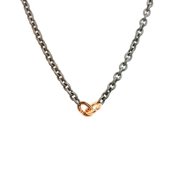 Collier pour homme et femme en titane gris avec boucles en or rose. Collier Essentia Anteo 155550