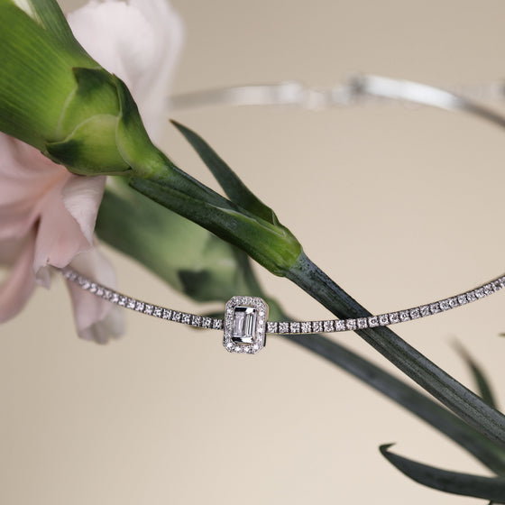 Collier ras-de-cou pour femme en or blanc et diamants blancs. Collier Fancy Dinos Karalis KO00019-002-01