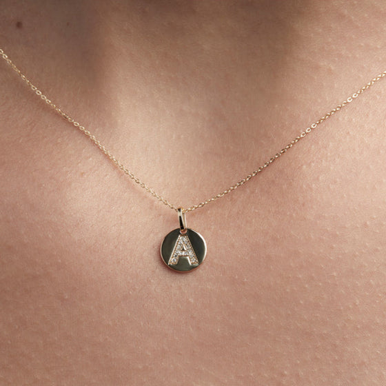 Collier pour femme en or jaune 18 carats et pendentif gravé d'une initiale en diamants. Collier Le Carre GD044OA