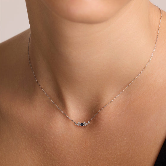 Collier pour femme en or blanc 18 carats, diamants blancs et saphirs bleus. Collier Le Carre GD167OB.00