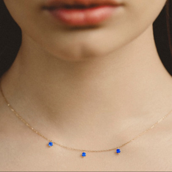 Collier pour femme en or jaune 18 carats et saphirs bleus. Collier Le Carre GD171ZA.00