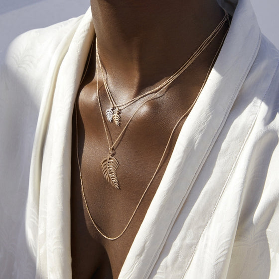Collier pour femme en or rose et pendentif motif feuille. Collier Palm Ginette NY PLM3