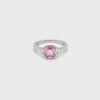 Bague de fiançailles pour femme en or blanc et diamants blancs avec un superbe solitaire en saphir rose. Bague Michaud 010706.01.002