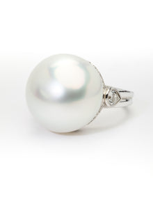  White gold ring, diamonds and South Sea pearl