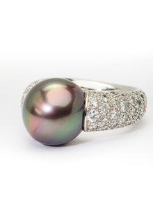  White gold ring with diamonds and aubergine coloured Tahitian pearl